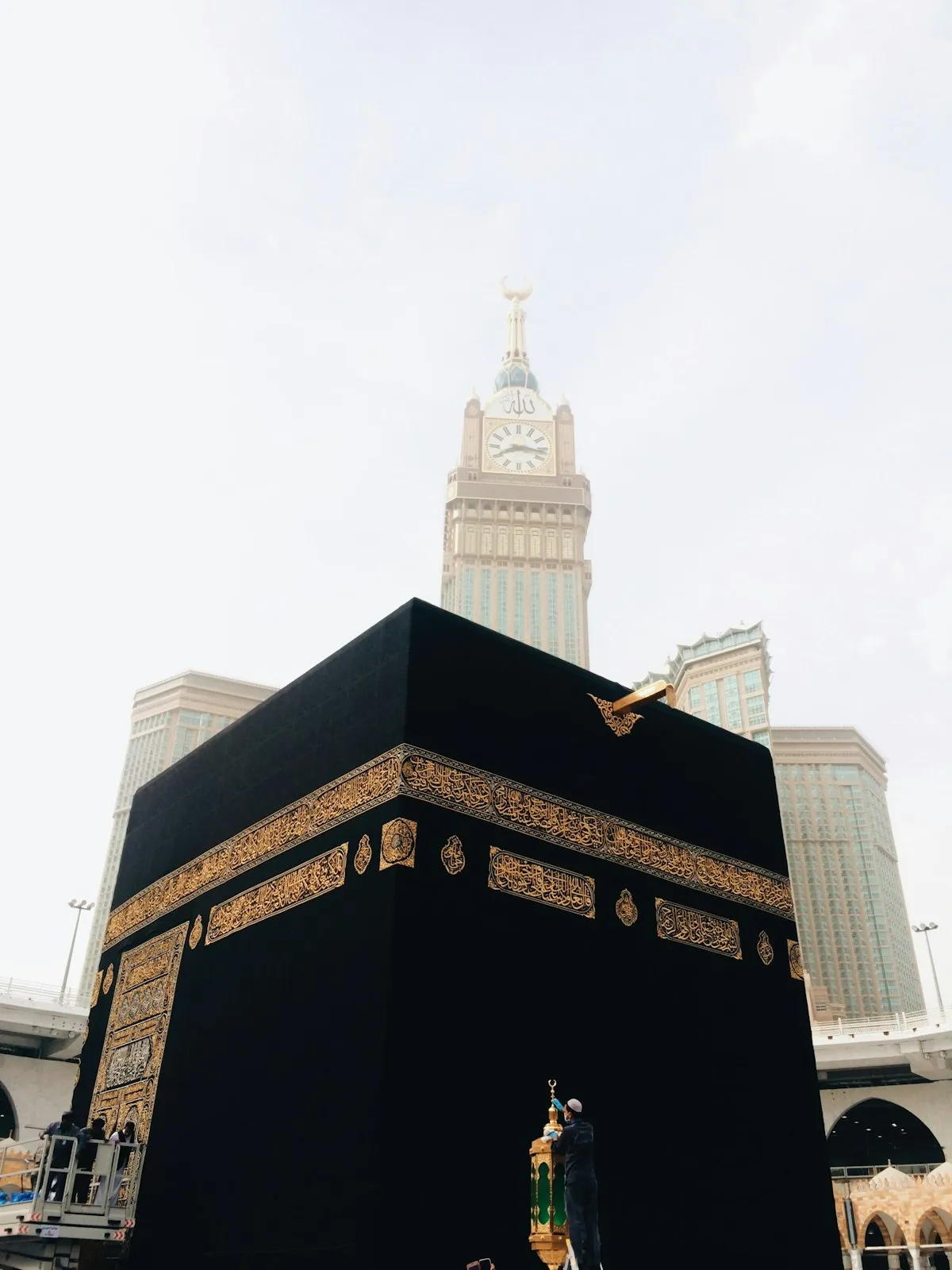 La Kaaba et sa kiswa brodée d'or devant la tour de l'horloge de La Mecque