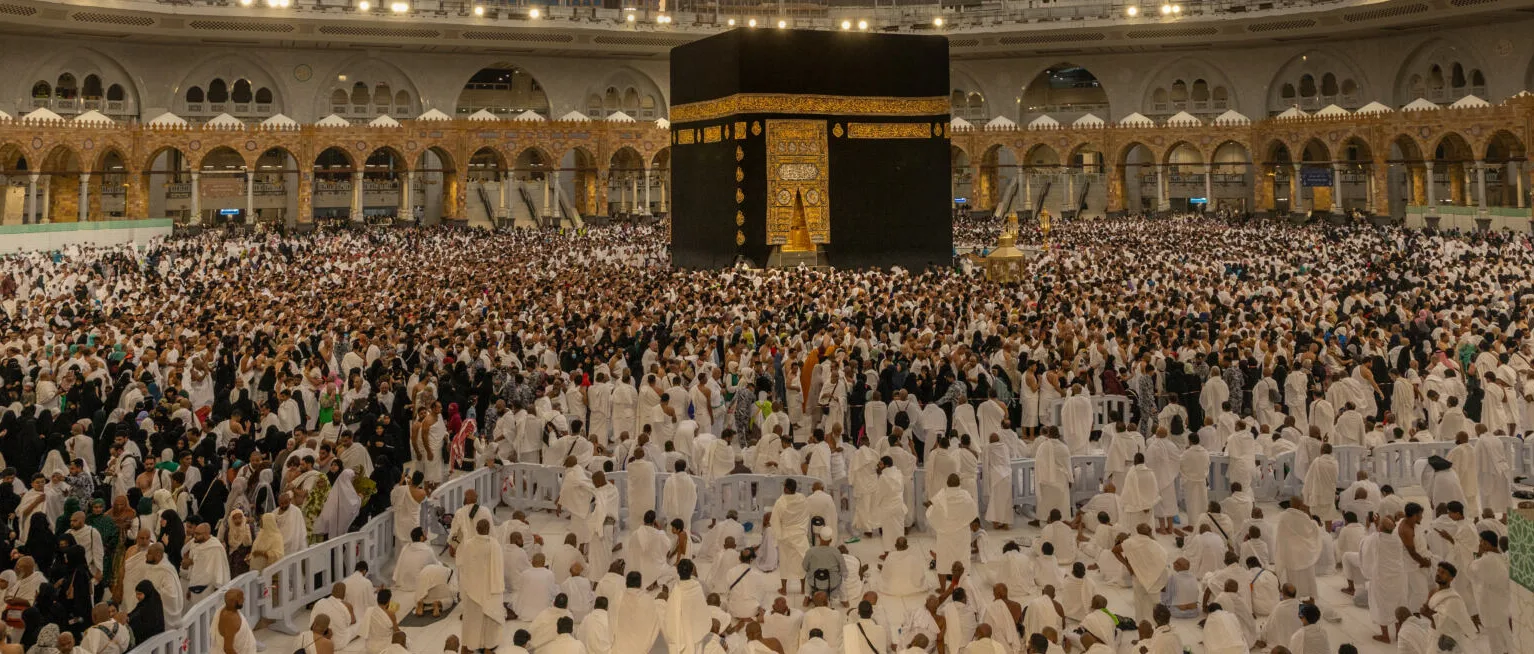 La Kaaba entourée de pèlerins en ihram dans la Grande Mosquée de La Mecque