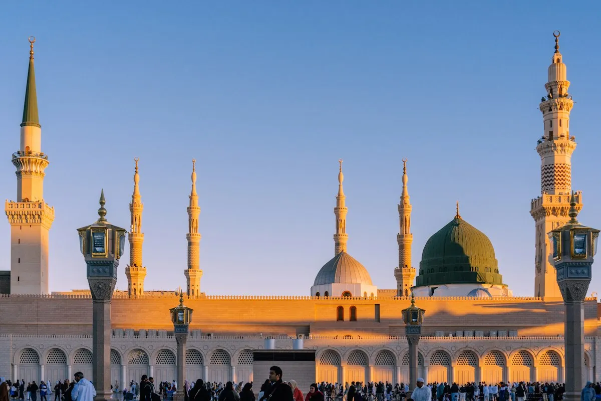 La Mosquée du Prophète à Médine et son dôme vert au coucher du soleil